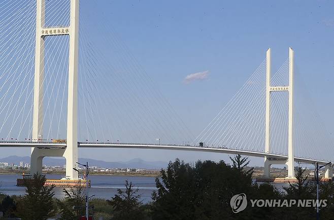 개통 앞둔 신압록강대교 (단둥=연합뉴스) 정성조 특파원 = 북한 신의주와 중국 랴오닝성 단둥을 연결하는 신압록강대교 개통을 하루 앞둔 14일 대교의 모습. 대교 상단에 중국어로 '중조(중국과 북한)압록강대교'라는 명칭이 표시돼 있다. 2026.10.14 xing@yna.co.kr