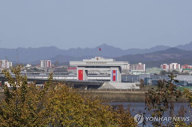 신압록강대교 북측 관문 (단둥=연합뉴스) 정성조 특파원 = 북한 신의주와 중국 랴오닝성 단둥을 연결하는 신압록강대교 개통을 하루 앞둔 14일 대교 북측 관문 기둥에 중국과 북한 국기가 걸려 있다. 2026.10.14 xing@yna.co.kr