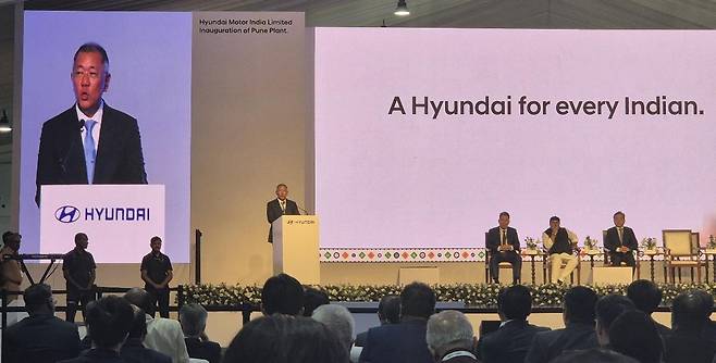현대차 푸네 준공식에서 환영사하는 정의선 현대차그룹 회장 (푸네[인도]=연합뉴스) 장하나 기자 = 현대차는 14일(현지시간) 인도 중서부 마하라슈트라주 탈레가온에서 푸네 신공장 준공식을 열었다. 정의선 현대차그룹 회장이 환영사를 하고 있다. 2026.10.14. hanajjang@yna.co.kr