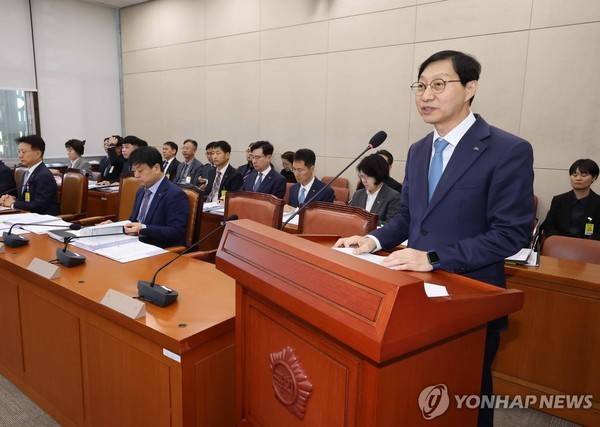 김성주 국민연금공단 이사장이 14일 국회에서 열린 보건복지위원회 국정감사에서 업무보고를 하고 있다. 사진=연합뉴스.