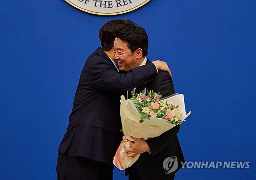 이재명 대통령, 강훈식 전 비서실장에 공로패 수여(서울=연합뉴스) 이재명 대통령이 15일 청와대에서 강훈식 전 비서실장에게 공로패를 전달한 뒤 포옹하고 있다. 2026.10.15 [청와대 제공. 재판매 및 DB 금지] photo@yna.co.kr