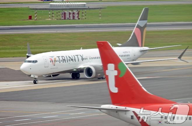 티웨이항공에서 명칭이 변경된 '트리니티항공(Trinity Airways)'이 본격적으로 운항을 시작한 지난달 10일 서울 강서구 김포국제공항에서 트리니티항공 여객기가 기존 티웨이항공 여객기 뒤로 이동하고 있는 모습. 2026.9.10 ⓒ 뉴스1 공항사진기자단