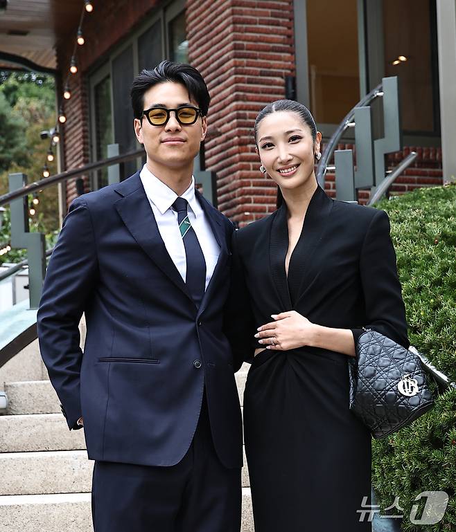 '케데헌' 이재가 15일 서울 강동구 스테이지28에서 열린 제16회 아름다운예술인상 시상식에 예비 신랑 샘킴과 함께 참석해 포즈를 취하고 있다. 2026.10.15 ⓒ 뉴스1 권현진 기자