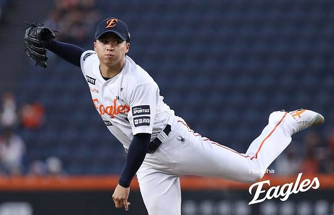 한화 왕옌청이 15일 대전 한화생명 볼파크에서 열린 2026 KBO리그 정규시즌 KT와 경기에 선발 등판해 역투하고 있다. 사진 | 한화 이글스