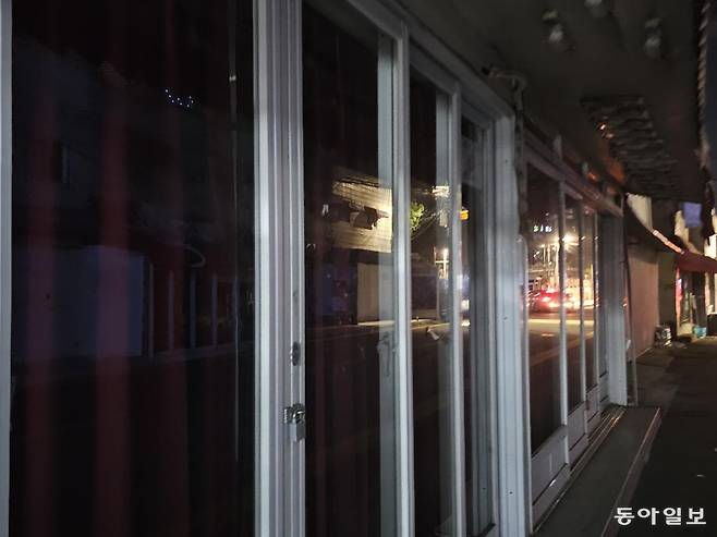 지난달 18일 서울 영등포구 타임스퀘어 뒷골목의 유리방 문이 잠겨 있는 모습. 이날 150m 길가에 이어지는 유리방 등 건물들은 모두 불이 꺼져 있었다. 정동진 기자 haedoji@donga.com