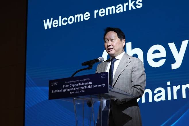 최태원 SK그룹 회장이 12일 서울에서 열린 사회적기업월드포럼(SEWF)의 'Ecosystem Leadership Exchange(ELE)'에서 기조연설을 하고 있다. 이날 최 회장은 "자본주의와 민주주의가 함께 굴러가듯 이윤 추구를 넘어 사회적 가치 창출이 보상받는 '새로운 자본주의(New Capitalism)'로의 전환을 앞당겨야 한다＂고 제안했다. 뉴스1