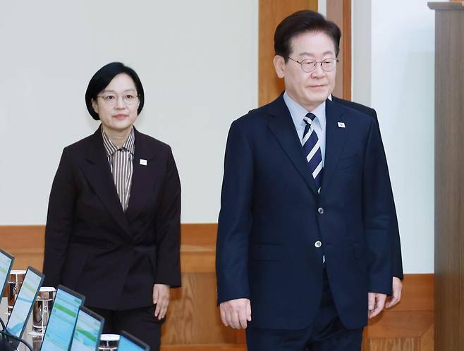 이재명 대통령이 13일 청와대에서 열린 국무회의에 한성숙 국무총리와 입장하고 있다. 뉴시스