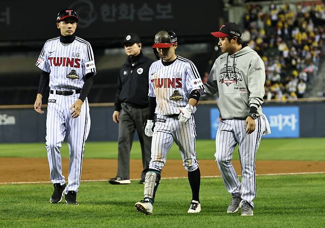 (서울=연합뉴스) 김인철 기자 = 14일 서울 잠실야구장에서 열린 2026 신한 SOL KBO 포스트시즌 와일드카드 결정전 1차전 두산 베어스와 LG 트윈스의 경기. 8회말 1사 1, 3루 LG 신민재가 스퀴즈 번트 성공 후 통증을 호소하며 교체되고 있다. <저작권자 ⓒ 1980~2026 ㈜연합뉴스. 무단 전재 재배포 금지, AI 학습 및 활용 금지>