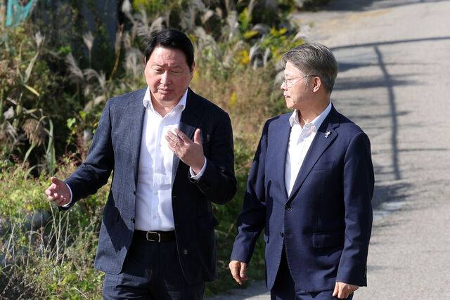 최태원 SK그룹 회장과 민형배 전남광주통합특별시장이 9일 오후 전남광주 서구 군공항 탄약고 부지를 찾아 반도체 산업단지 조성 예정지를 둘러보고 있다. 연합뉴스