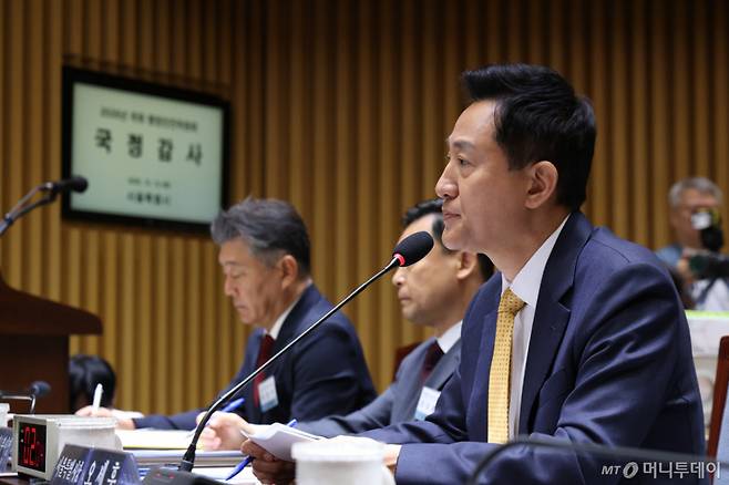 [서울=뉴시스] 황준선 기자 = 오세훈 서울시장이 15일 서울시청에서 열린 국회 행정안전위원회의 서울특별시에 대한 국정감사에서 의원 질의에 답변하고 있다. 2026.10.15. hwang@newsis.com /사진=황준선