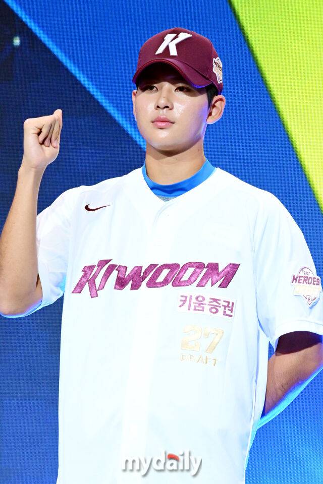 키움 하현승이 21일 오후 서울 잠실동 롯데호텔 월드 크리스탈볼룸에서 진행된 ‘2027 KBO 신인드래프트’에서 포즈를 취하고 있다./마이데일리