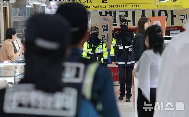 [인천=뉴시스] 전진환 기자 = 전날 인천 대형 상업시설에서 흉기난동 사건이 발생한 가운데 경찰이 14일 인천 남동구의 한 다중 이용시설에서 순찰을 하고 있다. 2026.10.14. amin2@newsis.com