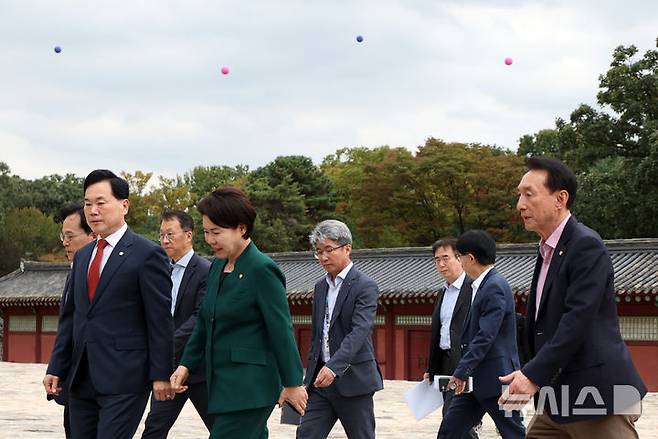 [서울=뉴시스] 김선웅 기자 = 국민의힘 소속 국회 문화체육관광위원회 조은희 간사 및 위원들이 15일 서울 종로구 종묘에서 국정감사 현장 시찰을 하고 있는 뒤로 세운 4구역 건축물 높이 표시를 위한 애드벌룬이 설치돼있다. 2026.10.15. mangusta@newsis.com