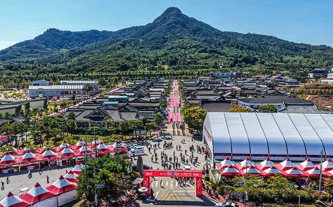 [순창=뉴시스] 김종효 기자 = 15일 대한민국 예비 글로벌축제인 전북 순창의 '제21회 장류축제'가 개막했다. 축제가 열리고 있는 고추장민속마을 전경. (사진=순창군 제공) 2026.10.15. photo@newsis.com *재판매 및 DB 금지