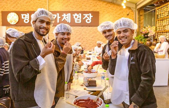 [순창=뉴시스] 김종효 기자 = 15일 대한민국 예비 글로벌축제인 전북 순창의 '제21회 장류축제'가 개막했다. 축제에 참여한 외국인유학생들이 장만들기 체험을 하고 있다. (사진=순창군 제공) 2026.10.15. photo@newsis.com *재판매 및 DB 금지