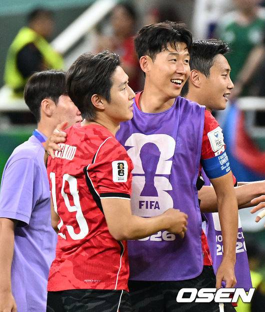 [OSEN=과달라하라(멕시코), 이대선 기자] 교체 카드가 그대로 적중했다. '슈퍼 조커'로 나선 오현규(25, 베식타스)가 짜릿한 역전골을 터트리며 포효했다.홍명보 감독이 이끄는 대한민국 축구대표팀은 12일(한국시간) 멕시코 과달라하라의 에스타디오 과달라하라에서 열린 2026 국제축구연맹(FIFA) 북중미 월드컵 A조 1차전에서 체코를 상대로 2-1 역전승을 거뒀다. 남아프리카공화국을 2-0으로 제압한 개최국 멕시코에 이은 조 2위다.경기 종료 후 대한민국 이강인과 손흥민이 승리의 기쁨을 나누고 있다. 2026.06.12 /sunday@osen.co.kr