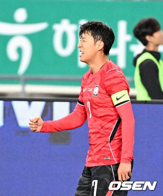 [OSEN=용인, 이대선 기자] 한국축구에 역사적인 날이다. 손흥민(34, LAFC)이 전설 차범근의 A매치 최다골 기록을 넘었다.&nbsp;로베르트 모레노 감독이 이끄는 대한민국 축구대표팀은 6일 오후 8시 용인미르스타디움에서 개최되는 친선전에서 우즈베키스탄을 상대로 손흥민의 선제골과 오세훈의 추가골이 터져 2-0 완승을 거뒀다.&nbsp;전반 선제골을 성공시킨 대한민국 손흥민이 환호하고 있다. 2026.10.06 /sunday@osen.co.kr