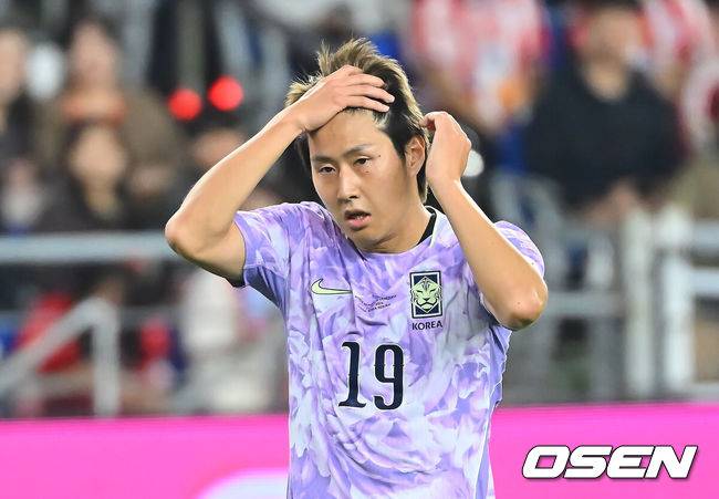 [OSEN=울산, 이석우 기자] 2일 울산문수축구경기장에서 대한민국과 베네수엘라의 친선경기가 열렸다.에콰도르전 3-0 완승과 우루과이전 1-4 대패로 극명한 경기력을 보인 ‘모레노호’가 베네수엘라전에서 전술적 유연성을 앞세워 빠르게 문제점을 보완했는지 시험대에 올랐다.대한민국 이강인이 경기가 안풀리는 듯 머리를 넘기고 있다. 2026.10.02 / foto0307@osen.co.kr