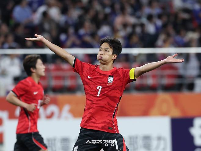 한국의 엄지성이 3일 일본 아이치현 도요타 스타디움에서 열린 2026 아이치·나고야 아시안게임 축구 남자 결승전 일본과 경기에서 골을 넣은 뒤 환호하고 있다. 2026.10.3. 도요타|강윤중 선임기자