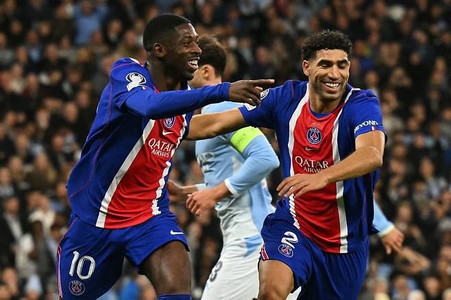 PSG 우스만 뎀벨레(왼쪽)가 15일 영국 맨체스터의 에티하드 스타디움에서 열린 맨시티와 경기에서 득점한 뒤 기뻐하고 있다. AFP연합뉴스