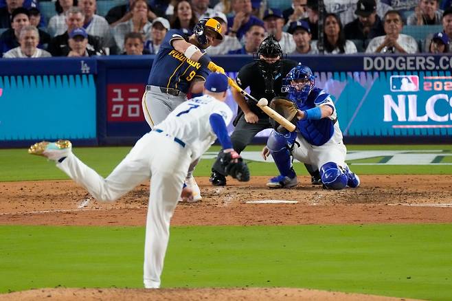 밀워키 제이크 바우어스가 15일 열린 NLCS 3차전 LA 다저스 블레이크 스넬을 상대로 7회초 역전 투런 홈런을 때린 뒤 방망이를 던지고 있다. AP연합뉴스