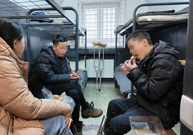 북한군 포로 김씨(가운데)와 백씨(오른쪽)가 우크라이나 수감시설에서 인터뷰를 하고 있다. 다큐앤드뉴스코리아 제공