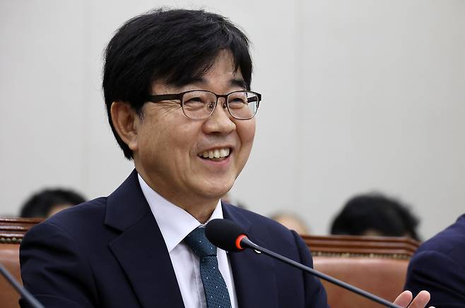 인태연 소상공인시장진흥공단 이사장이 15일 국회 산업통상자원중소벤처기업위원회에서 열린 중소벤처기업진흥공단 등에 대한 국정감사에서 의원 질의에 답하며 웃고 있다. 연합뉴스