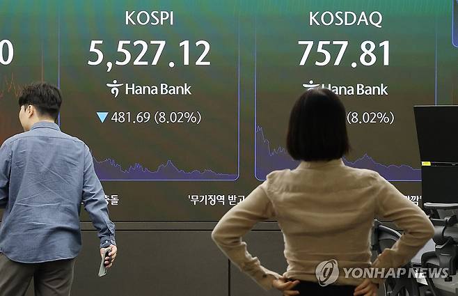 코스피·코스닥 서킷브레이커 발동 (서울=연합뉴스) 이진욱 기자 = 코스피와 코스닥 지수가 8% 이상 폭락하며 연이은 서킷브레이커가 발동된 15일 서울 중구 하나은행 본점 딜링룸 전광판에 코스피와 코스닥, 원/달러 환율이 표시돼 있다. 2026.10.15 cityboy@yna.co.kr