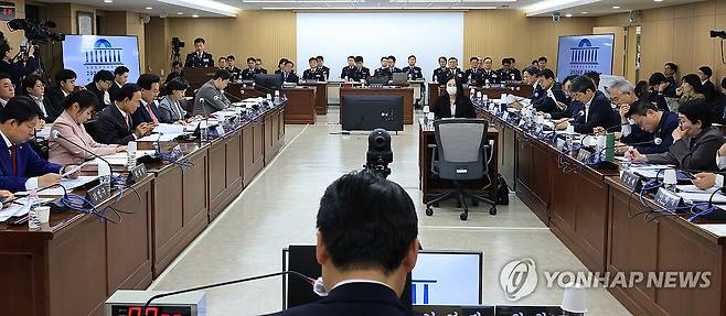 인사말 하는 고범석 서울시경찰청장 (서울=연힙뉴스) 최재구 기자 = 고범석 서울시경찰청장이 15일 서울시경찰청에서 열린 국회 행정안전위원회의 서울시경찰청에 대한 국정감사에서 인사말을 하고 있다.  2026.10.15 jjaeck9@yna.co.kr
