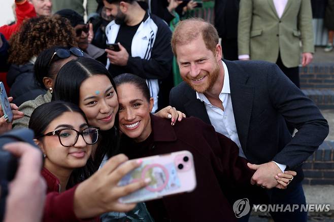 셀카 찍는 해리 왕자 부부 [AFP=연합뉴스. 재판매 및 DB 금지]