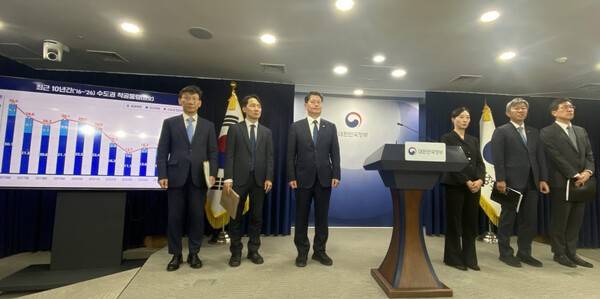 국무조정실과 국토교통부, 금융위원회는 16일 오후 2시 정부서울청사에서 '주택 공급 및 전월세 시장 안정 과제 추진 상황 정례 브리핑 '을 열고 이 같은 내용이 담긴 정책 이행 성과와 향후 대책을 발표했다. 이번 브리핑은 8·13 주택 신속 공급 대책 발표 이후 정부 차원의 후속 조치 이행 현황을 매월 두 차례 정례적으로 국민과 시장에 공개하기 위한 첫 자리다. [사진=김남희 기자 ]