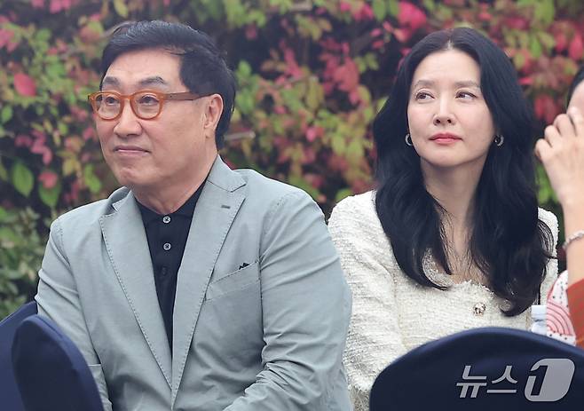 배우 이영애 정호영 부부가 15일 서울 강동구 스테이지28에서 열린 제16회 아름다운예술인상 시상식에 참석해 식을 바라보고 있다.  ⓒ 뉴스1 권현진 기자