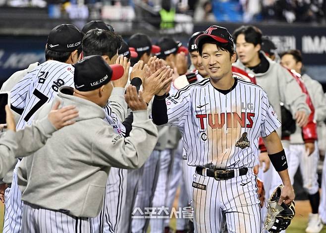 LG 주장 박해민과 선수들이 14일 열린 2026 KBO리그 두산과의 와일드카드 결정전 1차전에서 4-1로 승리하며 준플레이오프 진출을 확정한 뒤 코칭스태프와 하이파이브를 나누고 있다. 잠실 | 박진업 기자 upandup@sportsseoul.com