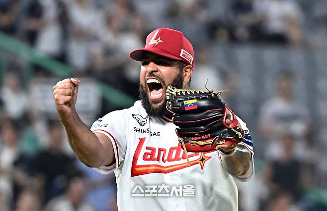 SSG 아빌라가 28일 인천 SSG랜더스필드에서 열린 2026 KBO리그 두산전 6회초 2사 1·2루 상황에서 두산 강승호를 삼진 아웃으로 잡아내며 위기를 넘기면서 포효하고 있다. 문학 | 박진업 기자 upandup@sportsseoul.com