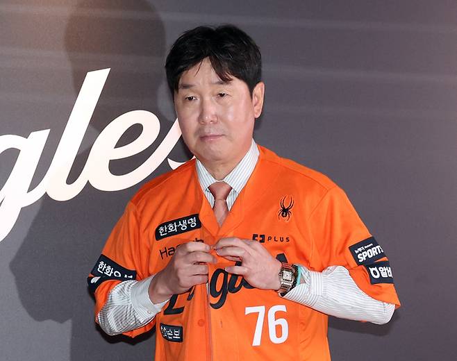 한화 류지현 신임 감독이 16일 대전 한화생명 볼파크에서 열린 취임식에서 한화 유니폼을 입고 있다. 사진 | 대전=연합뉴스