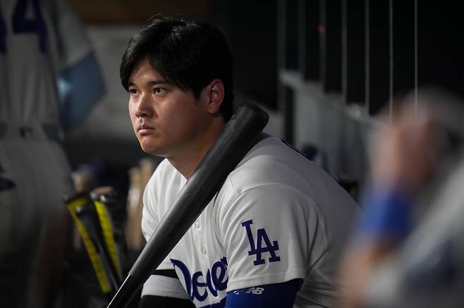 Los Angeles Dodgers designated hitter Shohei Ohtani watches from the dugout during the ninth inning of Game 4 of baseball's National League Championship Series between the Milwaukee Brewers and the Los Angeles Dodgers, Thursday, Oct. 15, 2026, in Los Angeles. (AP Photo/Gregory Bull)
<저작권자(c) 연합뉴스, 무단 전재-재배포, AI 학습 및 활용 금지>