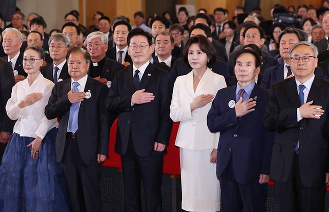 이재명 대통령과 김혜경 여사가 16일 부산에서 열린 제47주년 부마민주항쟁 기념식에서 국민의례를 하고 있다./뉴스1