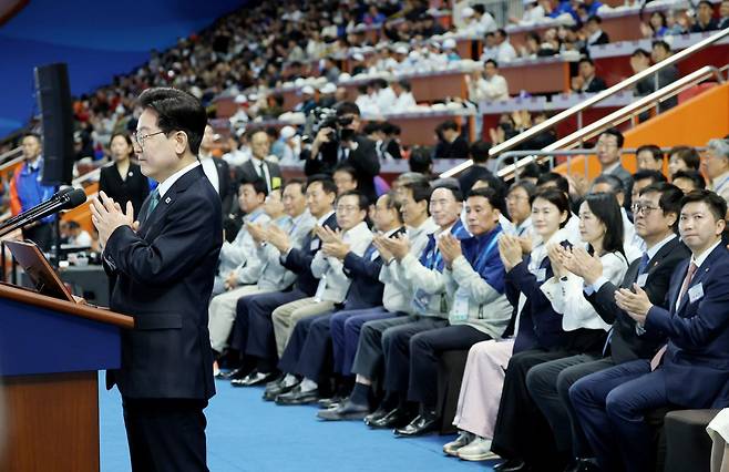 이재명 대통령이 16일 제주월드컵경기장에서 열린 제107회 전국체육대회 개회식에서 기념사를 하던 중 소방관과 부상 장병을 격려하며 박수를 치고 있다. (청와대통신사진기자단) 2026.10.16 제주=뉴시스