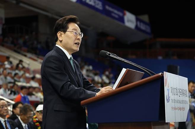 이재명 대통령이 16일 제주월드컵경기장에서 열린 제107회 전국체육대회 개회식에서 기념사를 하고 있다. 이 대통령은 국민의 생활체육 참여와 선수들의 훈련환경 개선을 지원하고 대한민국 스포츠의 국제무대 도약을 뒷받침하겠다고 밝혔다. 사진=뉴스1