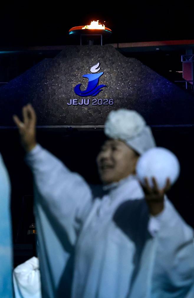 16일 서귀포시 제주월드컵경기장에서 열린 제107회 전국체육대회 개회식에서 성화가 타오르고 있다. 강화도 마니산과 제주돌문화공원에서 채화해 하나로 합친 성화는 제주 전역 115개 구간을 거쳐 12년 만에 제주에서 열린 전국체전의 시작을 알렸다. 사진=연합뉴스