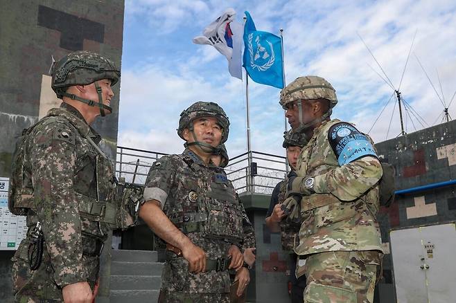 지난달 9일 진영승 합참의장(가운데)과 제이비어 브런슨 유엔군사령관·한미연합군사령관·주한미군사령관(오른쪽)이 동부전선 감시초소(GP)와 일반전초(GOP) 부대를 방문하여 비무장지대 작전 상황을 확인하고, 최전방 경계작전태세를 점검하고 있다. 합동참모본부 제공