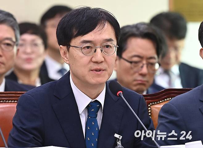 오민석 서울중앙지방법원장이 16일 서울 여의도 국회에서 열린 법제사법위원회의 서울고등법원 등에 대한 국정감사에서 질의에 답변하고 있다. [사진=곽영래 기자]