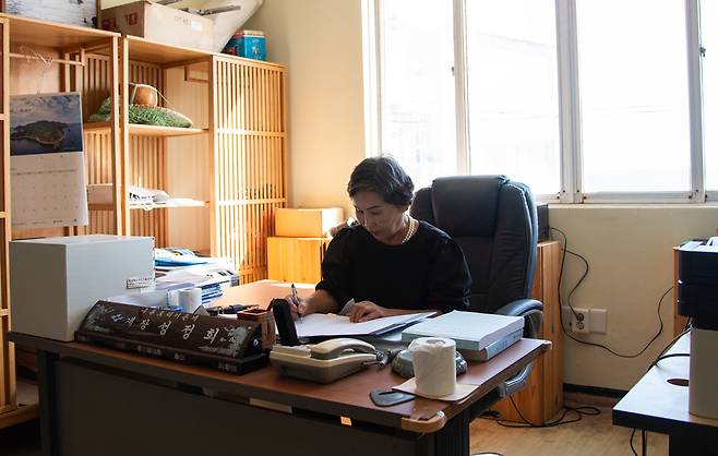 경북 포항시 구룡포읍의 성정희 어촌계장이 지난 7월 어촌계 사무실에서 집무하고있다. 해양수산부 제공