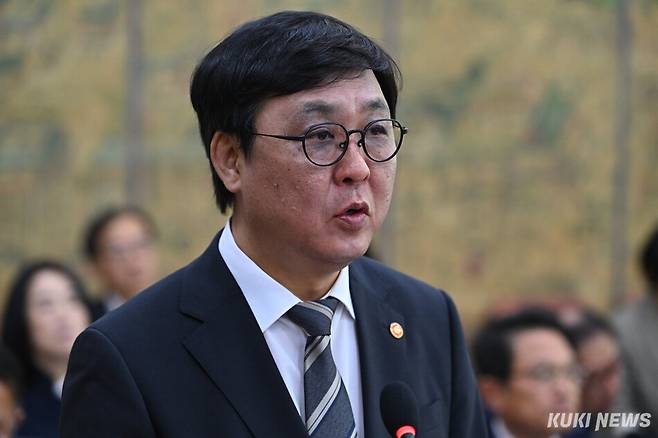 최휘영 문화체육관광부 장관이 7일 국회 문화체육관광위원회에서 열린 문화체육관광부에 대한 국정감사에서 발언하고 있다. 남동균 기자