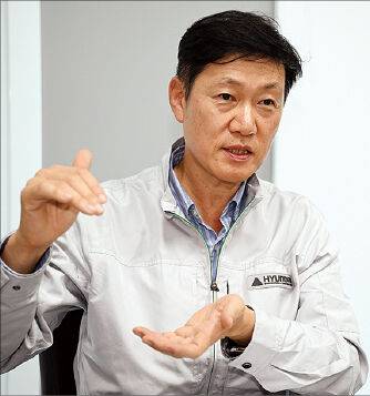 이무희 소장이 데이터센터 사무실에서 인터뷰를 하는 모습. 안산=최현규 기자