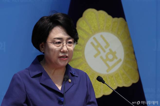 [서울=뉴시스] 고승민 기자 = 김선민 조국혁신당 의원이 26일 서울 여의도 국회 소통관에서 순흥안씨 문중 참석자들과 대한의군 참모중장 안중근 장군 유해 봉환 및 역사적 예우 촉구 기자회견을 하고 있다. 2026.05.26. kkssmm99@newsis.com /사진=고승민