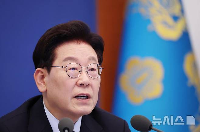 [서울=뉴시스] 조성봉 기자= 이재명 대통령이 15일 청와대에서 열린 수석보좌관회의에서 발언하고 있다. (청와대통신사진기자단) 2026.10.15. suncho21@newsis.com