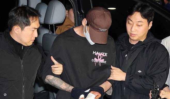 이혼소송 중 장모 살해 및 아내를 납치한 20대 중반 남성 A씨가 지난 11일 긴급체포돼 서울 송파경찰서로 송치되고 있다. 연합뉴스