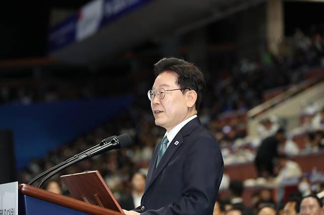 16일 제주월드컵경기장에서 열린 전국체육대회 개회식에서 기념사하는 이재명 대통령.