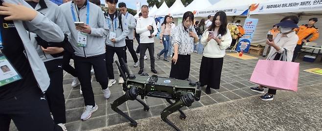 제주도는 16일부터 22일까지 열리는 제107회 전국체전 기간 제주월드컵경기장 광장 홍보관을 중심으로 다양한 디지털 기술 체험과 문화행사, 관광 혜택을 선보이고 있다. 사진은 사람 명령을 그대로 따르는 네발로봇. 제주 강동삼 기자